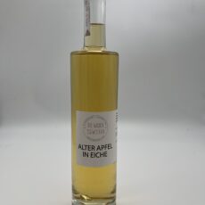 Alter Apfel in Eiche